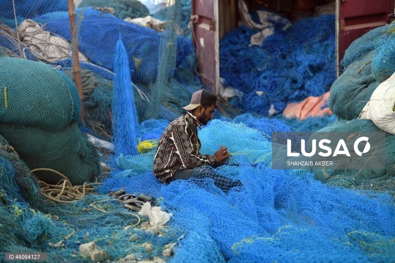 Paquistão: A habilidade com redes manuais sustenta os meios de subsistência no setor pesqueiro subdesenvolvido do Paquistão