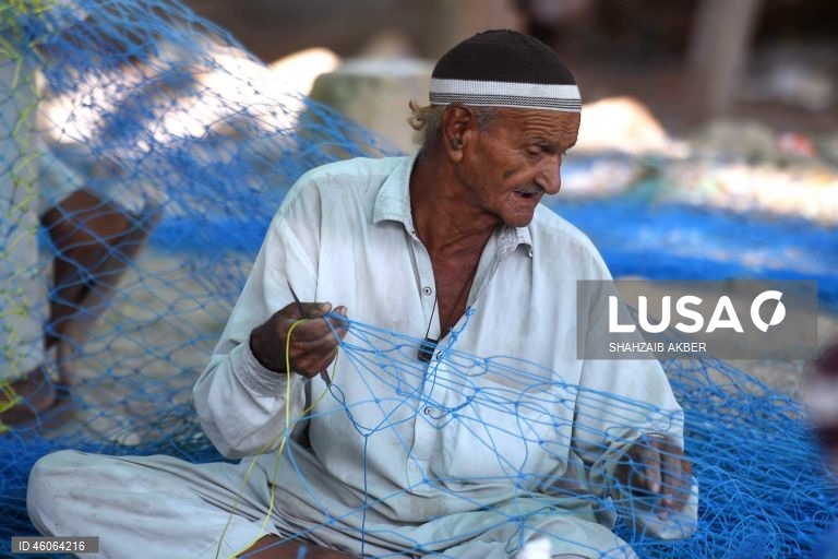 Paquistão: A habilidade com redes manuais sustenta os meios de subsistência no setor pesqueiro subdesenvolvido do Paquistão
