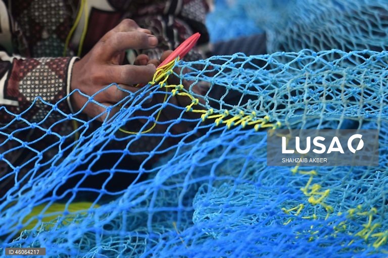Paquistão: A habilidade com redes manuais sustenta os meios de subsistência no setor pesqueiro subdesenvolvido do Paquistão