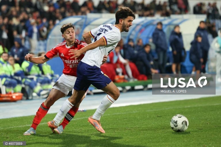  Dois golos na segunda parte permitiram hoje ao Benfica vencer 2-0 o Atlético, da Liga 3, e apurar-se para os oitavos de final da Taça de Portugal em futebol, em jogo disputado no estádio do Restelo, em Lisboa.