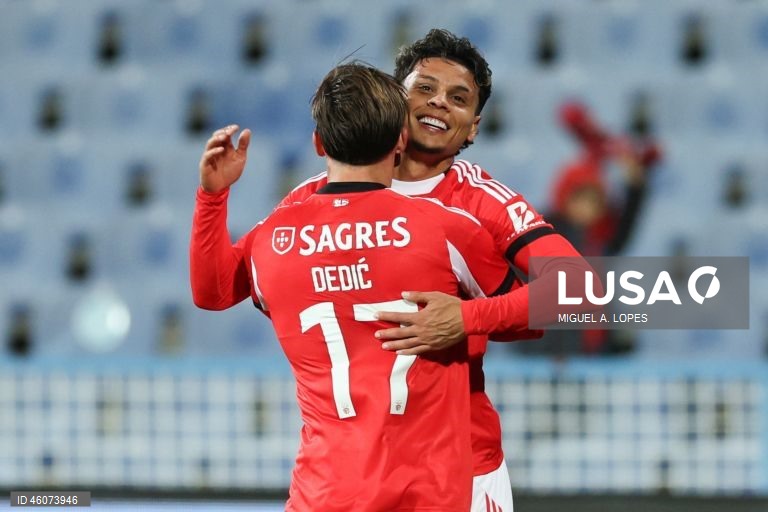  Dois golos na segunda parte permitiram hoje ao Benfica vencer 2-0 o Atlético, da Liga 3, e apurar-se para os oitavos de final da Taça de Portugal em futebol, em jogo disputado no estádio do Restelo, em Lisboa.