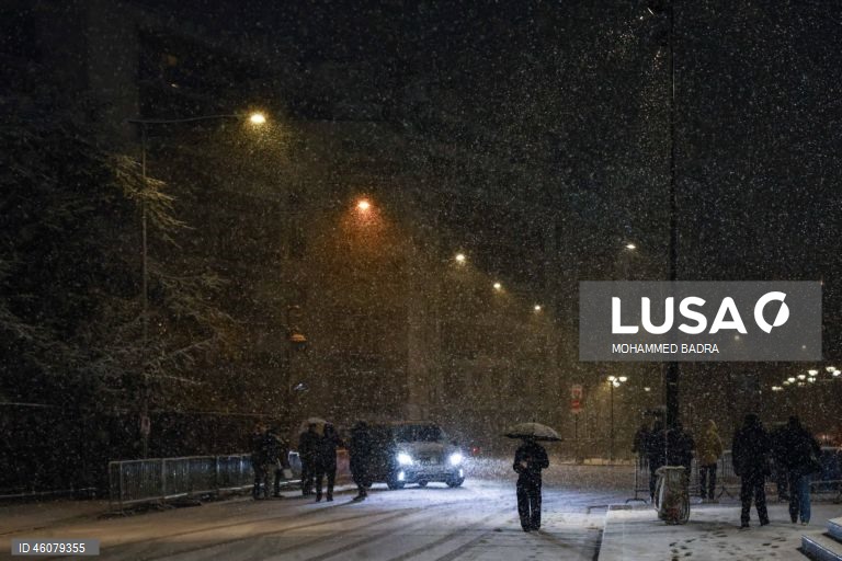 França: Neve em Paris leva serviço meteorológico a emitir alerta laranja