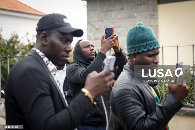 Cidadãos guineenses aguardam pela sua vez para exercerem o seu direito de voto para as eleições presidenciais e legislativas na Guiné-Bissau, na Embaixada da Guiné-Bissau, em Lisboa, 23 de novembro de 2025. ANTÓNIO PEDRO SANTOS/LUSA


