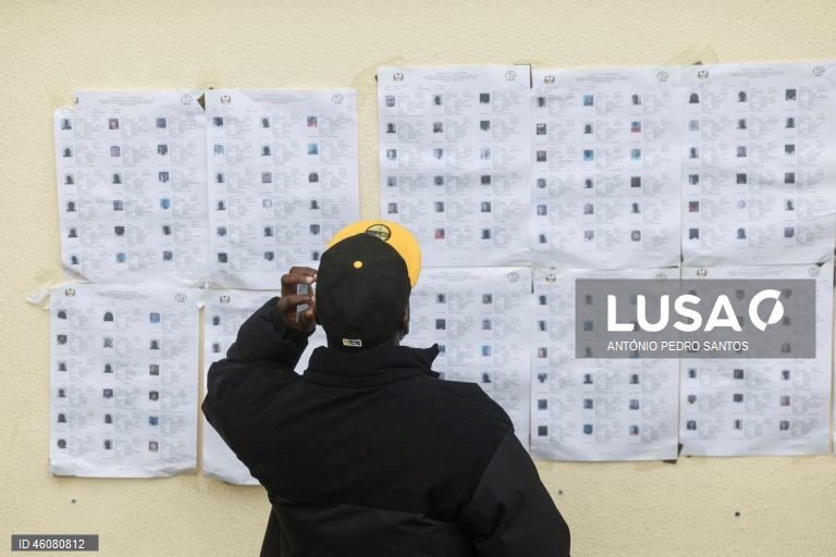 Um cidadão guineense consulta os cadernos eleitorais para exercer o seu direito de voto para as eleições presidenciais e legislativas na Guiné-Bissau, na Embaixada da Guiné-Bissau, em Lisboa, 23 de novembro de 2025. ANTÓNIO PEDRO SANTOS/LUSA


