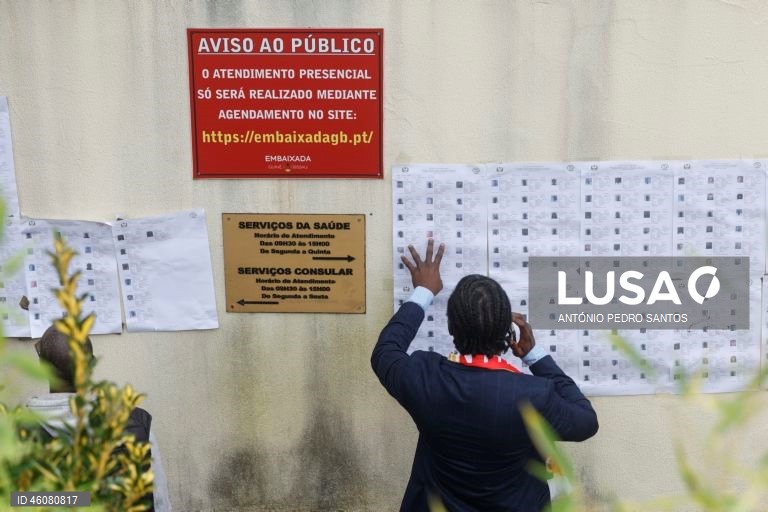 Cidadãos guineenses consultam os cadernos eleitorais para exercerem o seu direito de voto para as eleições presidenciais e legislativas na Guiné-Bissau, na Embaixada da Guiné-Bissau, em Lisboa, 23 de novembro de 2025. ANTÓNIO PEDRO SANTOS/LUSA


