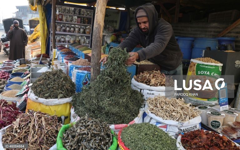Índia: Mercado de rua em Srinagar na Caxemira indiana