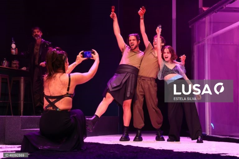 Ensaio de imprensa do espetáculo "Titus", inspirado na tragédia “Titus Andronicus” de Shakespeare, com encenação de Cátia Pinheiro e José Nunes, que assinam a adaptação do texto com Hugo van der Ding, no Teatro Carlos Alberto, no Porto, 25 de novembro de 2025. A peça, que estreia dia 27 de novembro, é uma criação da Estrutura em coprodução com o Teatro Nacional São João e o Centro Cultural de Belém. ESTELA SILVA/LUSA
