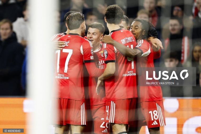 O Benfica conquistou hoje a primeira vitória na presente edição da Liga dos Campeões de futebol, ao vencer em Amesterdão o Ajax por 2-0, em jogo da quinta jornada da fase de liga.
