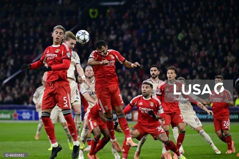 O Benfica conquistou hoje a primeira vitória na presente edição da Liga dos Campeões de futebol, ao vencer em Amesterdão o Ajax por 2-0, em jogo da quinta jornada da fase de liga.