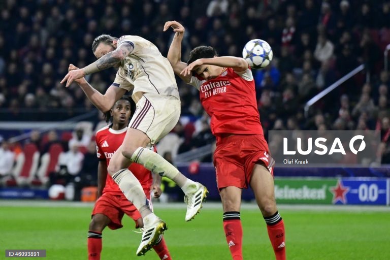 O Benfica conquistou hoje a primeira vitória na presente edição da Liga dos Campeões de futebol, ao vencer em Amesterdão o Ajax por 2-0, em jogo da quinta jornada da fase de liga.