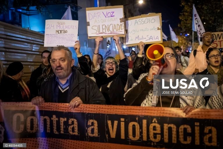 Participantes na Marcha pelo Fim da Violência Contra as Mulheres gritam palavras de ordem no dia em que se comemora o Dia Internacional para a Eliminação da Violência contra as Mulheres, na Avenida Almirante Reis, em Lisboa, 25 de novembro de 2025. JOSÉ SENA GOULÃO/LUSA