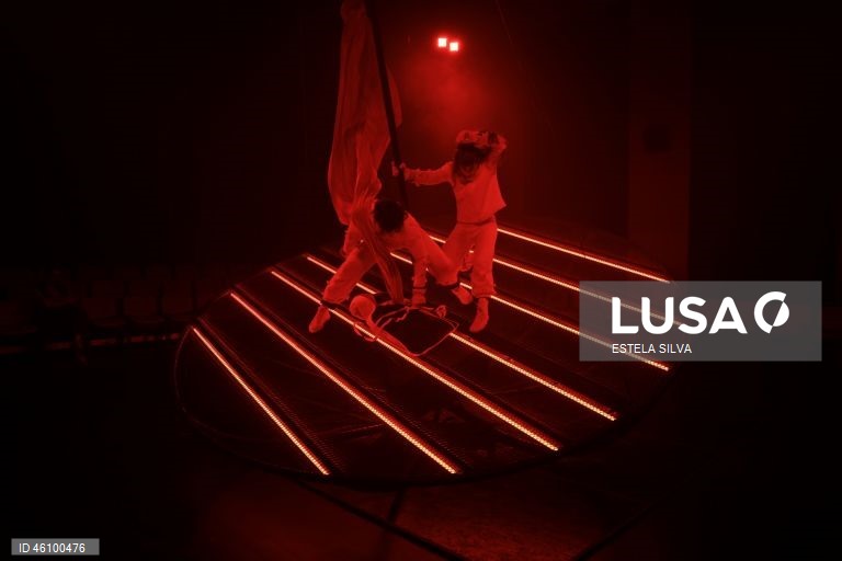 Ensaio de imprensa do espetáculo de circo contemporâneo, "Liberdade Liberdade", interpretado por David David e Tjaša Dobravec, a partir das histórias-narrativas das cartas de amor trocadas pelos avós do primeiro durante a ditadura, no Teatro Narciso Ferreira, em Vila Nova de Famalicão, 26 de Novembro de 2025. "Liberdade Liberdade" é o novo espetáculo da Momento – Artistas Independentes e da recém-criada companhia Ângulo Crítico, com direção e dramaturgia de Diogo Freitas, estreia dia 28 de...