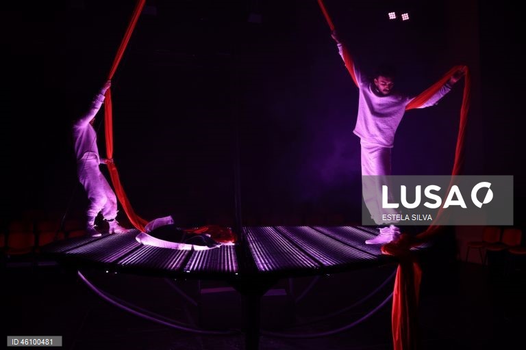 Ensaio de imprensa do espetáculo de circo contemporâneo, "Liberdade Liberdade", interpretado por David David e Tjaša Dobravec, a partir das histórias-narrativas das cartas de amor trocadas pelos avós do primeiro durante a ditadura, no Teatro Narciso Ferreira, em Vila Nova de Famalicão, 26 de Novembro de 2025. "Liberdade Liberdade" é o novo espetáculo da Momento – Artistas Independentes e da recém-criada companhia Ângulo Crítico, com direção e dramaturgia de Diogo Freitas, estreia dia 28 de...