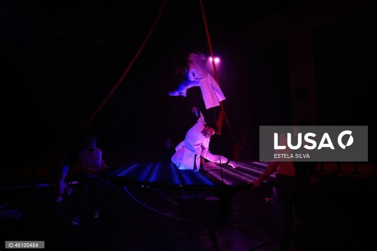 Ensaio de imprensa do espetáculo de circo contemporâneo, "Liberdade Liberdade", interpretado por David David e Tjaša Dobravec, a partir das histórias-narrativas das cartas de amor trocadas pelos avós do primeiro durante a ditadura, no Teatro Narciso Ferreira, em Vila Nova de Famalicão, 26 de Novembro de 2025. "Liberdade Liberdade" é o novo espetáculo da Momento – Artistas Independentes e da recém-criada companhia Ângulo Crítico, com direção e dramaturgia de Diogo Freitas, estreia dia 28 de...