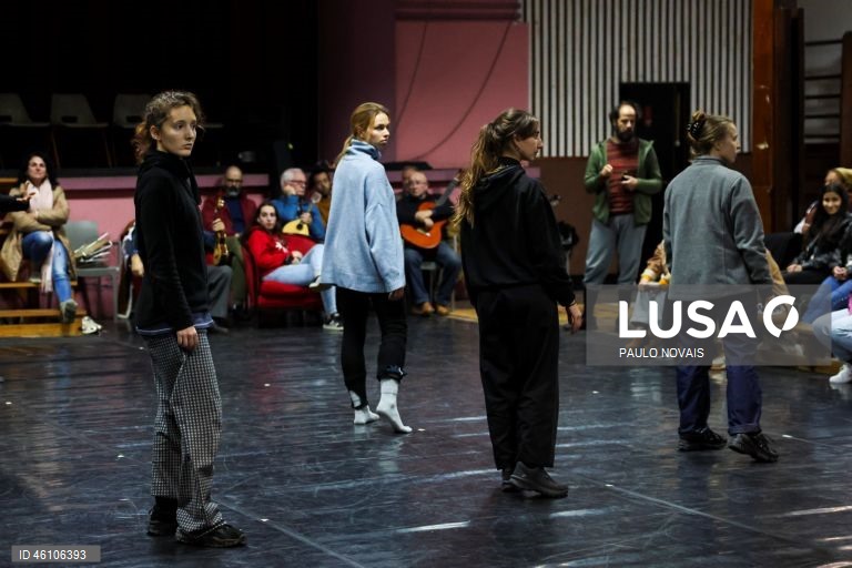 Ensaio coletivo de Rumor, um espetáculo de dança e música com a participação de um coletivo de pessoas vivas e também desaparecidas de Coimbra e se debruça sobre os mistérios de uma nova História para a cidade de Coimbra, com o Grupo Etnográfico da Região, Coro BAIXaVoz e a Comunidade Nepalesa, no Antigo Inatel, em Coimbra, 26 de novembro de 2025. (ACOMPANHA TEXTO DE 28 DE NOVEMBRO DE 2025). PAULO NOVAIS/LUSA