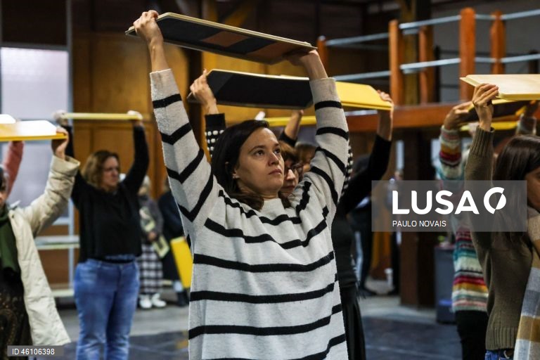 Ensaio coletivo de Rumor, um espetáculo de dança e música com a participação de um coletivo de pessoas vivas e também desaparecidas de Coimbra e se debruça sobre os mistérios de uma nova História para a cidade de Coimbra, com o Grupo Etnográfico da Região, Coro BAIXaVoz e a Comunidade Nepalesa, no Antigo Inatel, em Coimbra, 26 de novembro de 2025. (ACOMPANHA TEXTO DE 28 DE NOVEMBRO DE 2025). PAULO NOVAIS/LUSA