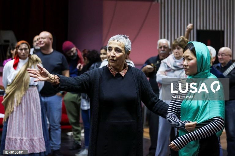 Ensaio coletivo de Rumor, um espetáculo de dança e música com a participação de um coletivo de pessoas vivas e também desaparecidas de Coimbra e se debruça sobre os mistérios de uma nova História para a cidade de Coimbra, com o Grupo Etnográfico da Região, Coro BAIXaVoz e a Comunidade Nepalesa, no Antigo Inatel, em Coimbra, 26 de novembro de 2025. (ACOMPANHA TEXTO DE 28 DE NOVEMBRO DE 2025). PAULO NOVAIS/LUSA