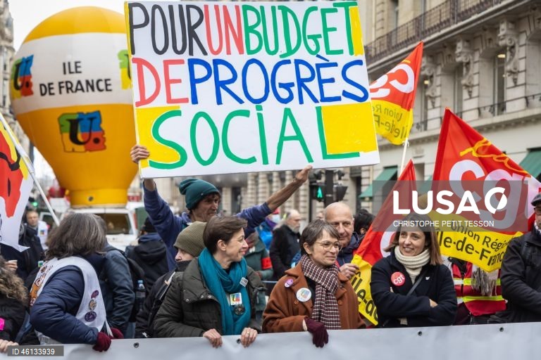 Paris: Sindicatos franceses protestam contra a preparação do orçamento do governo