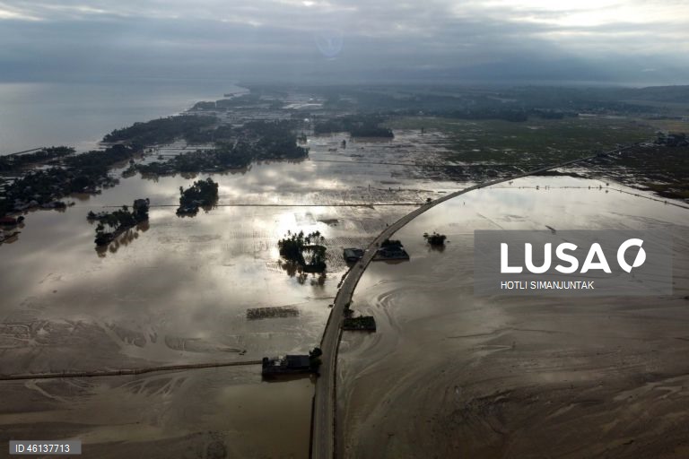 Indonésia: Rescaldo do ciclone Senyar na Ilha de Sumatra