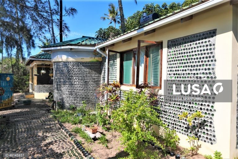 Carlos Serra, ambientalista moçambicano, desenvolveu o projeto para a construção de uma casa de vidro em Maputo, Moçambique. Uma casa feita de mais de 200 mil garrafas de vidro em Maputo, recolhidas na praia da Macaneta, sul de Moçambique, resiste há cinco anos para alertar para impacto ambiental.