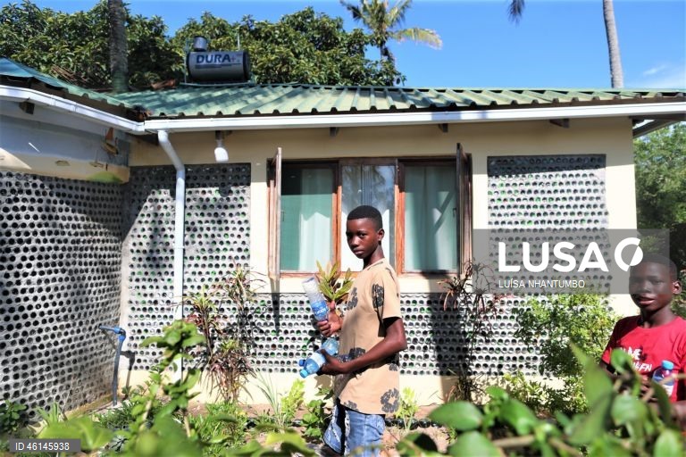Carlos Serra, ambientalista moçambicano, desenvolveu o projeto para a construção de uma casa de vidro em Maputo, Moçambique. Uma casa feita de mais de 200 mil garrafas de vidro em Maputo, recolhidas na praia da Macaneta, sul de Moçambique, resiste há cinco anos para alertar para impacto ambiental.