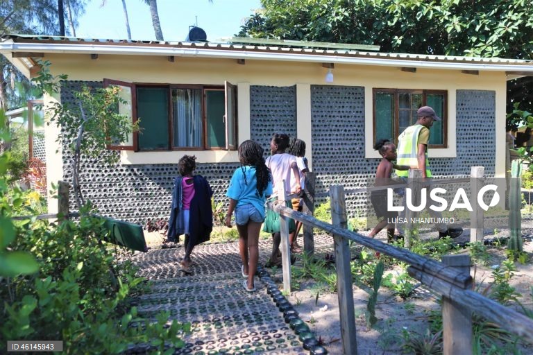 Carlos Serra, ambientalista moçambicano, desenvolveu o projeto para a construção de uma casa de vidro em Maputo, Moçambique. Uma casa feita de mais de 200 mil garrafas de vidro em Maputo, recolhidas na praia da Macaneta, sul de Moçambique, resiste há cinco anos para alertar para impacto ambiental.