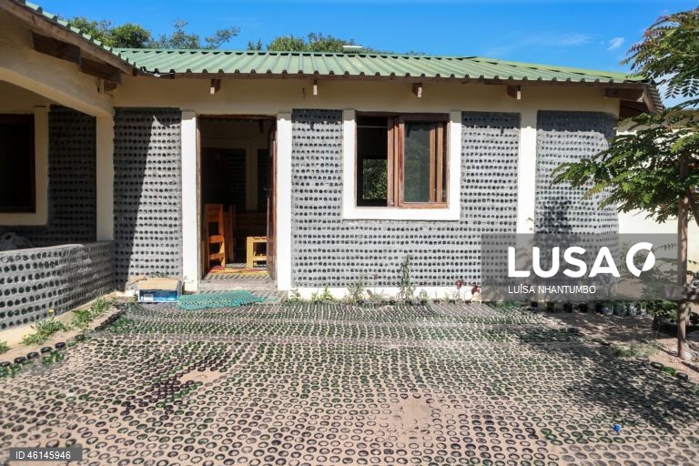 Carlos Serra, ambientalista moçambicano, desenvolveu o projeto para a construção de uma casa de vidro em Maputo, Moçambique. Uma casa feita de mais de 200 mil garrafas de vidro em Maputo, recolhidas na praia da Macaneta, sul de Moçambique, resiste há cinco anos para alertar para impacto ambiental.