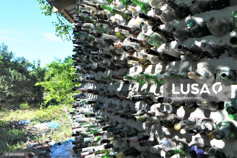 Carlos Serra, ambientalista moçambicano, desenvolveu o projeto para a construção de uma casa de vidro em Maputo, Moçambique. Uma casa feita de mais de 200 mil garrafas de vidro em Maputo, recolhidas na praia da Macaneta, sul de Moçambique, resiste há cinco anos para alertar para impacto ambiental.