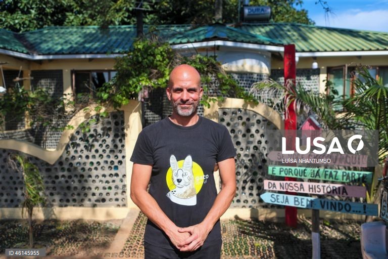 Carlos Serra, ambientalista moçambicano, desenvolveu o projeto para a construção de uma casa de vidro em Maputo, Moçambique. Uma casa feita de mais de 200 mil garrafas de vidro em Maputo, recolhidas na praia da Macaneta, sul de Moçambique, resiste há cinco anos para alertar para impacto ambiental.