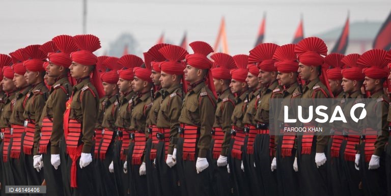 Desfile de formatura do exército indiano em Srinagar