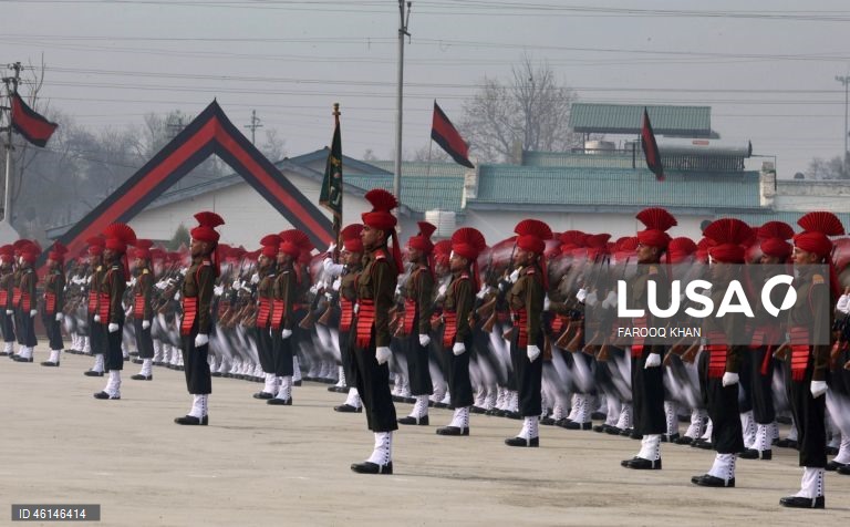 Desfile de formatura do exército indiano em Srinagar