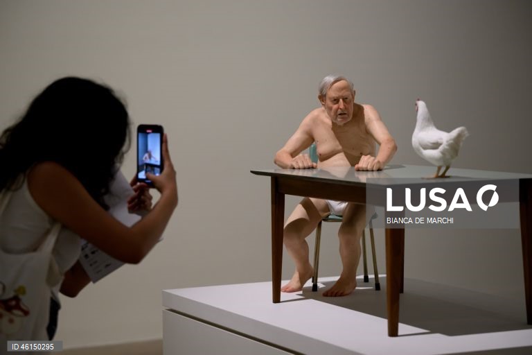 Austrália: Exposição de Ron Mueck na Art Gallery de Sidnei