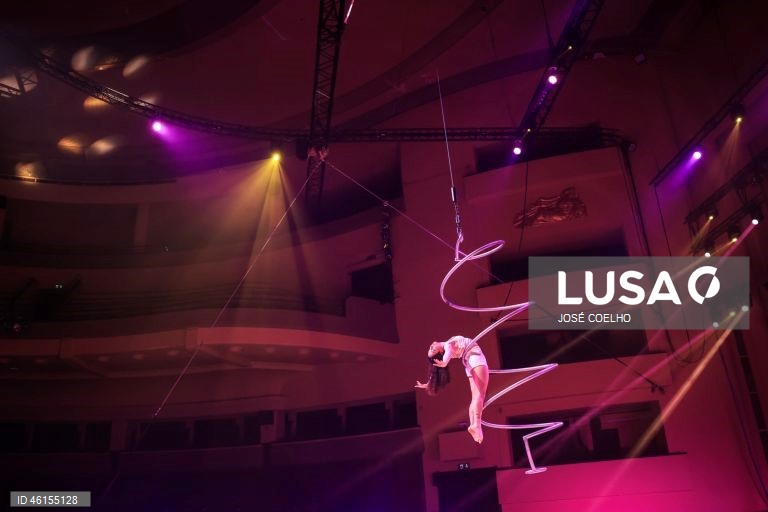 Artistas durante o ensaio de imprensa do Circo de Natal no Coliseu do Porto, 5 de dezembro de 2025.  De 12 de dezembro a 04 de janeiro de 2026, artistas de todo o mundo mostram no Circo de Natal do Coliseu Porto o que as artes circenses têm de mais fantástico. Com história original escrita por Marta Pais Oliveira e música original de Bruno Pernadas, o espetáculo combina os clássicos da tradição circense com a contemporaneidade. JOSÉ COELHO/LUSA