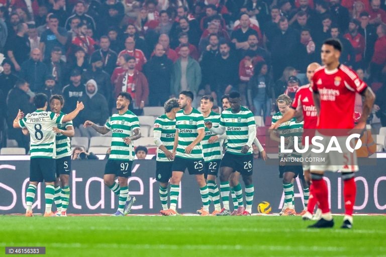 Benfica e Sporting empataram hoje 1-1 no dérbi que abriu a 13.ª jornada da I Liga portuguesa de futebol, deixando o FC Porto com caminho aberto para aumentar a vantagem no topo da competição.