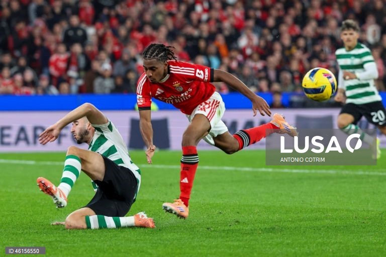 Benfica e Sporting empataram hoje 1-1 no dérbi que abriu a 13.ª jornada da I Liga portuguesa de futebol, deixando o FC Porto com caminho aberto para aumentar a vantagem no topo da competição.