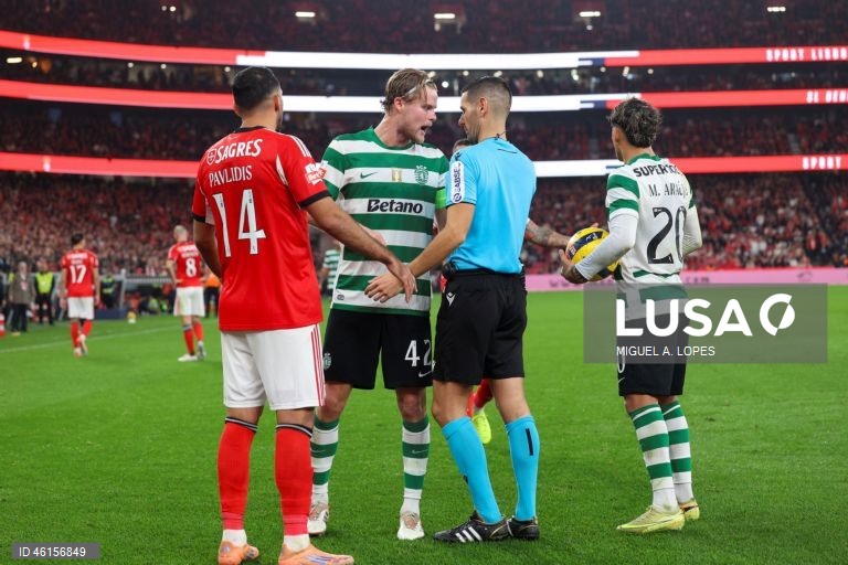 Benfica e Sporting empataram hoje 1-1 no dérbi que abriu a 13.ª jornada da I Liga portuguesa de futebol, deixando o FC Porto com caminho aberto para aumentar a vantagem no topo da competição.
