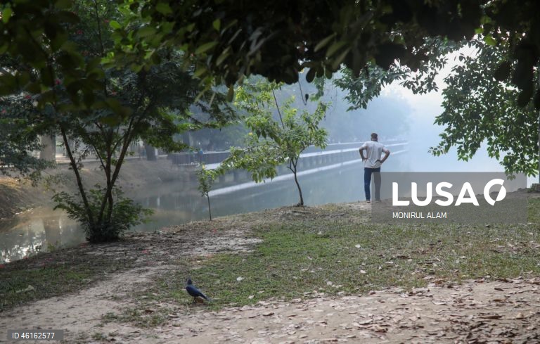 Manhã de inverno no Ramna Park, em Daca, Bangladesh. O Ramna Park é uma grande área de lazer situada no coração do centro de Daca. 