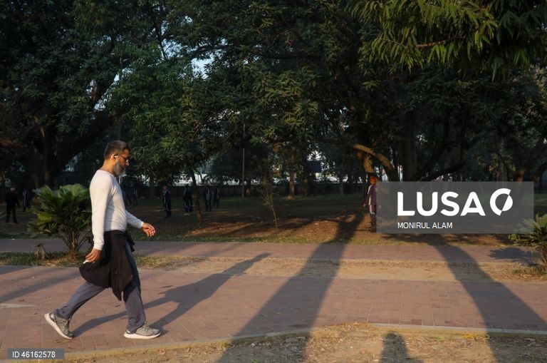 Manhã de inverno no Ramna Park, em Daca, Bangladesh. O Ramna Park é uma grande área de lazer situada no coração do centro de Daca. 