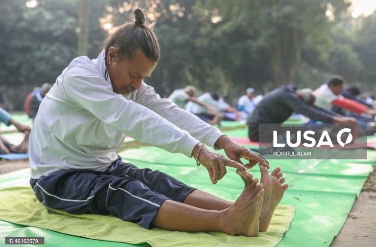 Manhã de inverno no Ramna Park, em Daca, Bangladesh. O Ramna Park é uma grande área de lazer situada no coração do centro de Daca. 