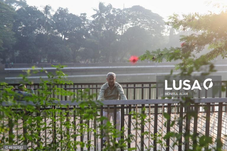 Manhã de inverno no Ramna Park, em Daca, Bangladesh. O Ramna Park é uma grande área de lazer situada no coração do centro de Daca. 
