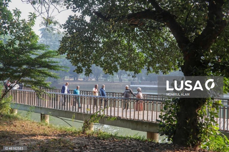 Manhã de inverno no Ramna Park, em Daca, Bangladesh. O Ramna Park é uma grande área de lazer situada no coração do centro de Daca. 