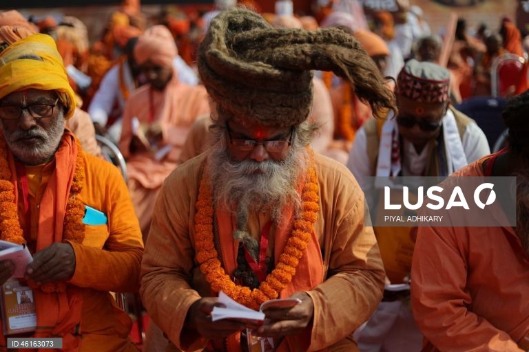 Monges e devotos hindus indianos reúnem-se para ler o livro sagrado Bhagavad Gita no Maidan, perto do Victoria Memorial, em Calcutá, Índia. 