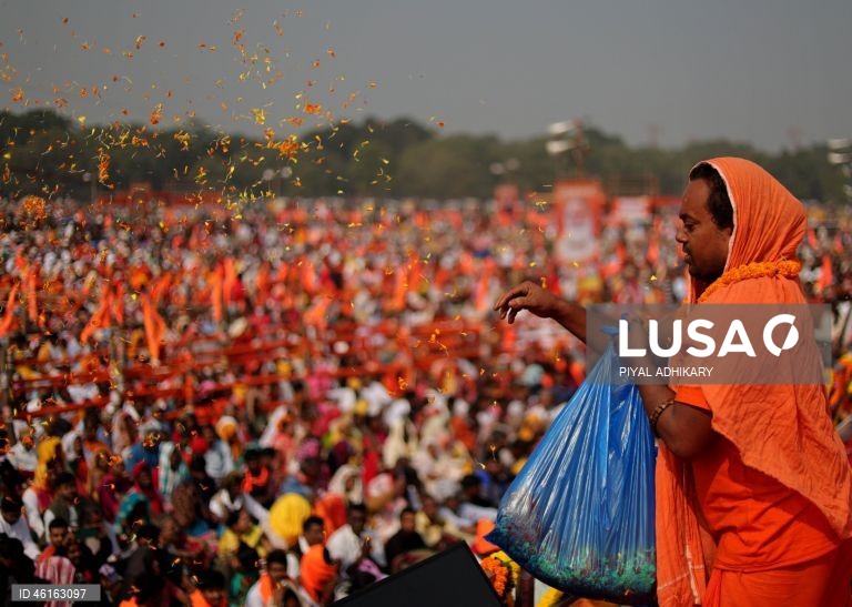Monges e devotos hindus indianos reúnem-se para ler o livro sagrado Bhagavad Gita no Maidan, perto do Victoria Memorial, em Calcutá, Índia. 