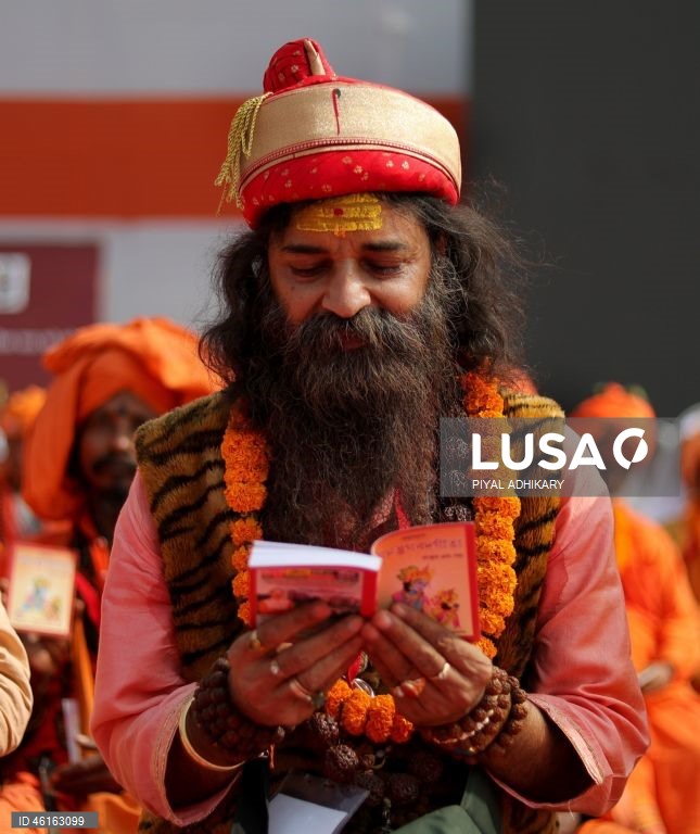Monges e devotos hindus indianos reúnem-se para ler o livro sagrado Bhagavad Gita no Maidan, perto do Victoria Memorial, em Calcutá, Índia. 
