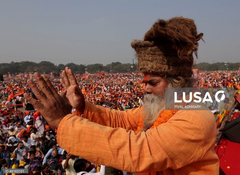 Monges e devotos hindus indianos reúnem-se para ler o livro sagrado Bhagavad Gita no Maidan, perto do Victoria Memorial, em Calcutá, Índia. 
