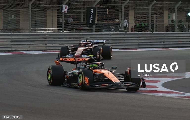 – O britânico Lando Norris (McLaren) sagrou-se hoje campeão mundial de Fórmula 1 pela primeira vez, ao ser terceiro classificado no Grande Prémio de Abu Dhabi, a derradeira corrida temporada que foi vencida pelo neerlandês Max Verstappen (Red Bull).Verstappen venceu com 12,594 segundos de vantagem sobre o australiano Oscar Piastri (McLaren), segundo colocado, e 16,576 segundos face a Norris.
Com estes resultados, Lando Norris, de 26 anos, sagra-se campeão mundial pela primeira vez na carreira,...