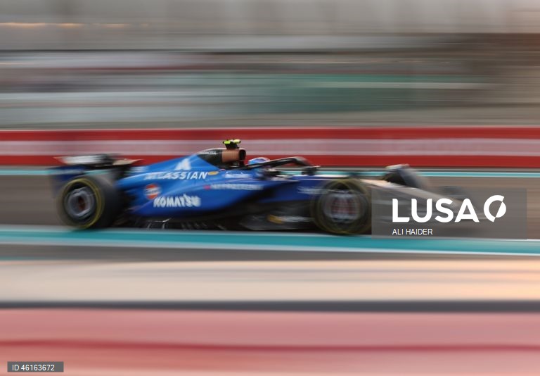 – O britânico Lando Norris (McLaren) sagrou-se hoje campeão mundial de Fórmula 1 pela primeira vez, ao ser terceiro classificado no Grande Prémio de Abu Dhabi, a derradeira corrida temporada que foi vencida pelo neerlandês Max Verstappen (Red Bull).Verstappen venceu com 12,594 segundos de vantagem sobre o australiano Oscar Piastri (McLaren), segundo colocado, e 16,576 segundos face a Norris.
Com estes resultados, Lando Norris, de 26 anos, sagra-se campeão mundial pela primeira vez na carreira,...