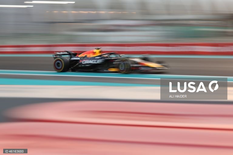 – O britânico Lando Norris (McLaren) sagrou-se hoje campeão mundial de Fórmula 1 pela primeira vez, ao ser terceiro classificado no Grande Prémio de Abu Dhabi, a derradeira corrida temporada que foi vencida pelo neerlandês Max Verstappen (Red Bull).Verstappen venceu com 12,594 segundos de vantagem sobre o australiano Oscar Piastri (McLaren), segundo colocado, e 16,576 segundos face a Norris.
Com estes resultados, Lando Norris, de 26 anos, sagra-se campeão mundial pela primeira vez na carreira,...