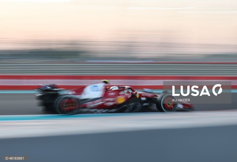 – O britânico Lando Norris (McLaren) sagrou-se hoje campeão mundial de Fórmula 1 pela primeira vez, ao ser terceiro classificado no Grande Prémio de Abu Dhabi, a derradeira corrida temporada que foi vencida pelo neerlandês Max Verstappen (Red Bull).Verstappen venceu com 12,594 segundos de vantagem sobre o australiano Oscar Piastri (McLaren), segundo colocado, e 16,576 segundos face a Norris.
Com estes resultados, Lando Norris, de 26 anos, sagra-se campeão mundial pela primeira vez na carreira,...