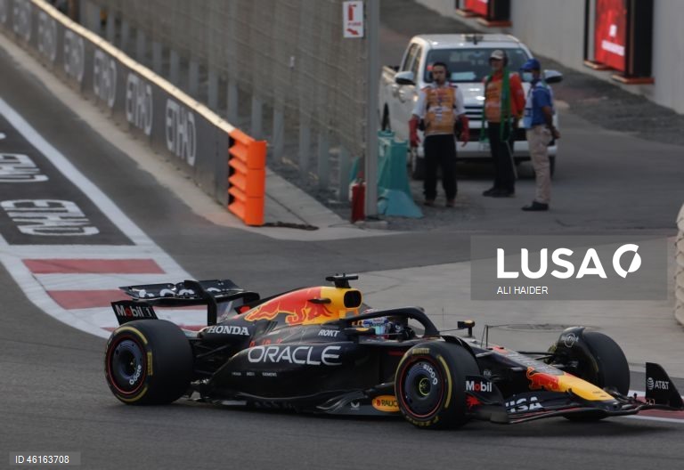 – O britânico Lando Norris (McLaren) sagrou-se hoje campeão mundial de Fórmula 1 pela primeira vez, ao ser terceiro classificado no Grande Prémio de Abu Dhabi, a derradeira corrida temporada que foi vencida pelo neerlandês Max Verstappen (Red Bull).Verstappen venceu com 12,594 segundos de vantagem sobre o australiano Oscar Piastri (McLaren), segundo colocado, e 16,576 segundos face a Norris.
Com estes resultados, Lando Norris, de 26 anos, sagra-se campeão mundial pela primeira vez na carreira,...